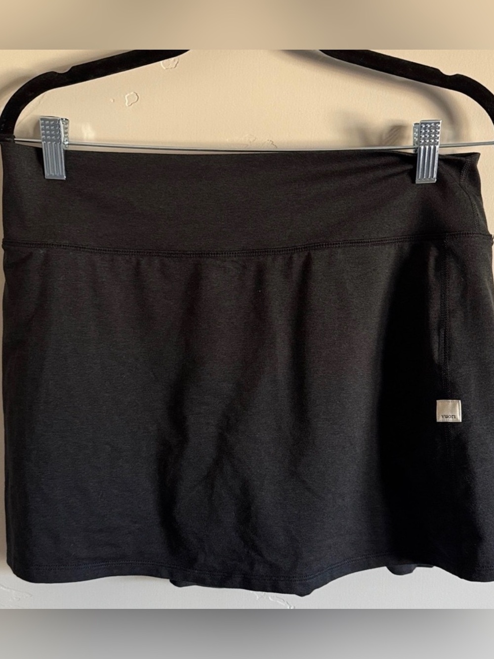 Vuori tennis & Pickleball skirt in charcoal gray.  Has attached gray mesh shorts